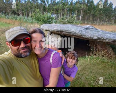 Famille prenant un selfie dans un dolmen en Galice. Banque D'Images