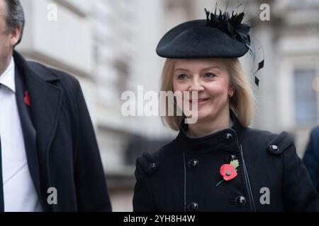 Londres, Royaume-Uni. 10 novembre 2024. L’ancienne première ministre Liz Truss arrive à Downing Street pour assister à un service du dimanche commémoratif à Whitehall commémorant la contribution des militaires et civils britanniques et du Commonwealth, hommes et femmes, aux deux guerres mondiales et au conflit ultérieur. Crédit : Justin Ng/Alamy Live News. Banque D'Images