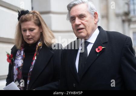 Londres, Royaume-Uni. 10 novembre 2024. L'ancien premier ministre Gordon Brown et son épouse Sarah Jane Brown arrivent à Downing Street pour assister à un service commémoratif du dimanche à Whitehall commémorant la contribution des militaires et civils britanniques et du Commonwealth, hommes et femmes, aux deux guerres mondiales et au conflit ultérieur. Crédit : Justin Ng/Alamy Live News. Banque D'Images