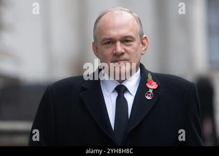 Londres, Royaume-Uni. 10 novembre 2024. Sir Ed Davey, chef des libéraux démocrates, arrive à Downing Street pour assister à un service du dimanche à Whitehall commémorant la contribution des militaires et civils britanniques et du Commonwealth, hommes et femmes, dans les deux guerres mondiales et plus tard dans le conflit. Crédit : Justin Ng/Alamy Live News. Banque D'Images