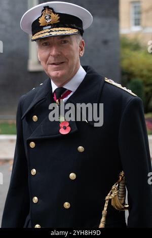 Londres, Royaume-Uni. 10 novembre 2024. Amiral Sir Tony Radakin - le chef d'état-major de la Défense arrive à Downing Street pour assister à un service commémoratif du dimanche à Whitehall commémorant la contribution des militaires et civils britanniques et du Commonwealth, hommes et femmes, aux deux guerres mondiales et au conflit ultérieur. Crédit : Justin Ng/Alamy Live News. Banque D'Images