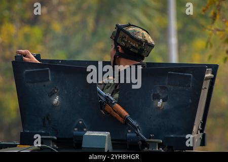 Un soldat de l'armée indienne se tient sur la garde du véhicule blindé près du site de la fusillade entre militants présumés à Ishber Nishat à Srinagar. Un soldat de l'armée indienne a été tué et trois commandos d'un groupe d'élite de l'armée indienne ont été blessés lors de combats dans la région vallonnée de Kishtwar dans la vallée de Chenab dans la région troublée de l'Himalaya. Des responsables de la police ont déclaré que huit militants, dont cinq étrangers, et deux milices soutenues par le gouvernement ont été tués en une semaine alors que les forces gouvernementales intensifiaient les opérations dans la région. Banque D'Images