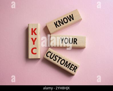 KYC - connaissez votre client. Cubes en bois avec le mot KYC. Beau fond rose. Business et Know Your Customer concept. Copier l'espace. Banque D'Images