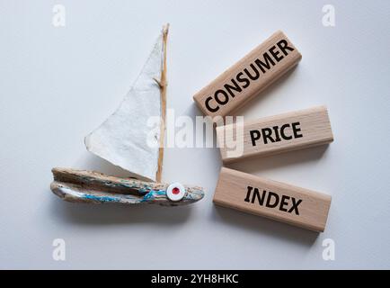 Symbole de l'indice des prix à la consommation. Mots conceptuels indice des prix à la consommation sur blocs de bois. Beau fond blanc avec bateau. Prix professionnels et à la consommation en Banque D'Images