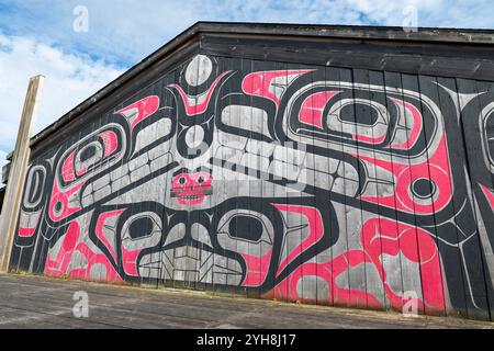Alaska, Annette Island, Metlakatla. Maison longue traditionnelle représentant les clans Tsimshian : aigle, corbeau, loup et épaulard. Banque D'Images