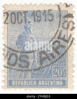 ARGENTINE - 1912 : timbre-poste ultramarin à 20 centavos représentant un ouvrier agricole, composition allégorique Agriculture. Un jeune agriculteur avec une charrue au bord d'un champ partiellement labouré regarde le lever du soleil. Un symbole de la réforme agricole et de la formation de l'Argentine comme puissance mondiale dans la production agricole Banque D'Images