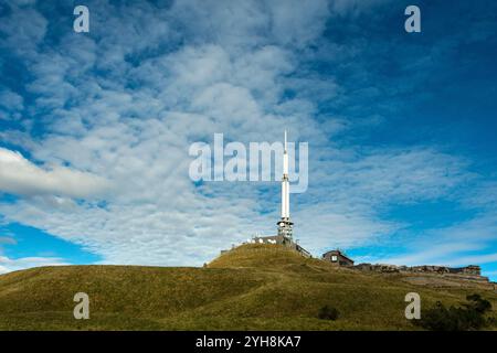 Parc naturel régional des volcans d'Auvergne. Antenne TDF au sommet du Puy de Dome, département du Puy de Dome, Auvergne Rhône Alpes, France Banque D'Images