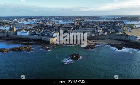 drone en bord de mer au-dessus d'un monument historique drone en bord de mer au-dessus d'un monument historique Banque D'Images