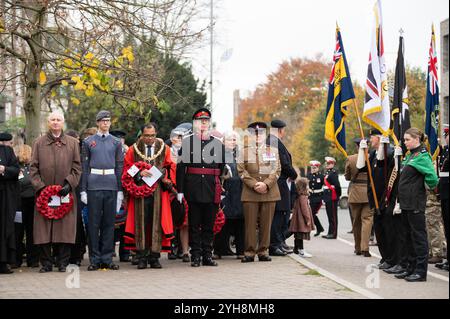 Les militaires se rassemblent près du mémorial de guerre à Cambridge pendant les commémorations. Le dimanche du souvenir, qui est le dimanche le plus proche du jour de l'Armistice, des gens du monde entier commémorent ceux qui ont donné leur vie au service de leur pays. Banque D'Images