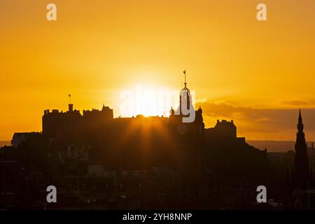 Centre-ville d'Édimbourg, Écosse, Royaume-Uni. 10 novembre 2024. Après une semaine de temps exceptionnellement grise, il était génial de voir le soleil de fin d'après-midi résultant en un coucher de soleil coloré pour les touristes qui se sont rassemblés sur Calton Hill au crépuscule alors que le dimanche du souvenir s'évanouit. Sur la photo : l'arcitecture du centre-ville en silhouette au crépuscule avec une température de 12 degrés centigrades et une légère brise. Credit : Archwhite/Alamy Live news. Banque D'Images