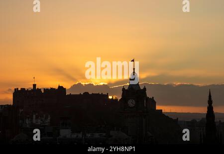 Centre-ville d'Édimbourg, Écosse, Royaume-Uni. 10 novembre 2024. Après une semaine de temps exceptionnellement grise, il était génial de voir le soleil de fin d'après-midi résultant en un coucher de soleil coloré pour les touristes qui se sont rassemblés sur Calton Hill au crépuscule alors que le dimanche du souvenir s'évanouit. Sur la photo : l'arcitecture du centre-ville en silhouette au crépuscule avec une température de 12 degrés centigrades et une légère brise. Credit : Archwhite/Alamy Live news. Banque D'Images