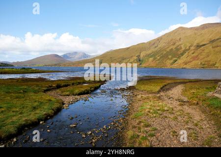 ruisseau se jetant dans le port de killary ou le fjord de killary leenaun , comté de galway, république d'irlande Banque D'Images