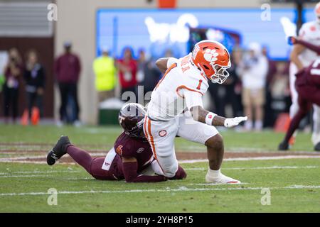 9 novembre 2024 : le receveur des Clemson T.J. Moore (1) est attaqué par le cornerback Mansoor Delane (4) des Virginia Tech Hokies lors du match de football NCAA entre les Clemson Tigers et les Virginia Tech Hokies au Lane Stadium de Blacksburg, en Virginie. Jonathan Huff/CSM Banque D'Images