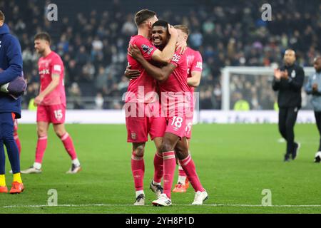 Londres, Royaume-Uni. 10 novembre 2024. Le défenseur d'Ipswich Town Ben Johnson (18 ans) et le défenseur d'Ipswich Town Dara O'Shea (26 ans) célèbrent à temps plein le match de Tottenham Hotspur FC contre Ipswich Town FC English premier League au Tottenham Hotspur Stadium, Londres, Angleterre, Royaume-Uni le 10 novembre 2024 Credit : Every second Media/Alamy Live News Banque D'Images