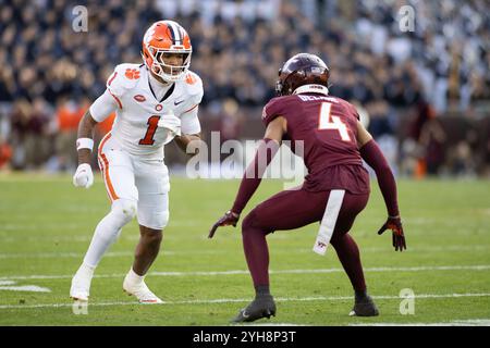 9 novembre 2024 : le receveur T.J. Moore (1) des Clemson Tigers affronte Mansoor Delane (4), cornerback des Virginia Tech Hokies, lors du match de football NCAA entre les Clemson Tigers et les Virginia Tech Hokies au Lane Stadium de Blacksburg, en Virginie. Jonathan Huff/CSM Banque D'Images