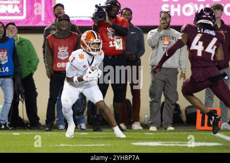 9 novembre 2024 : le receveur des Clemson Tigers Wide T.J. Moore (1) attrape une passe pour un touchdown lors du match de football NCAA entre les Clemson Tigers et les Virginia Tech Hokies au Lane Stadium de Blacksburg, en Virginie. Jonathan Huff/CSM Banque D'Images