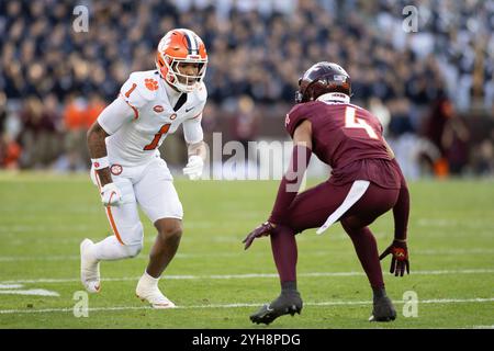 9 novembre 2024 : le receveur T.J. Moore (1) des Clemson Tigers affronte Mansoor Delane (4), cornerback des Virginia Tech Hokies, lors du match de football NCAA entre les Clemson Tigers et les Virginia Tech Hokies au Lane Stadium de Blacksburg, en Virginie. Jonathan Huff/CSM Banque D'Images