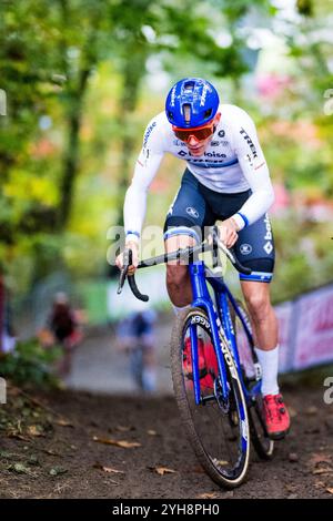 Lokeren, Belgique. 10 novembre 2024. Le belge Thibau Nys photographié en action lors de la course masculine élite du cyclocross 'Rapencross' à Lokeren, la deuxième course du X2O Badkamers Trophy, dimanche 10 novembre 2024. BELGA PHOTO JASPER JACOBS crédit : Belga News Agency/Alamy Live News Banque D'Images