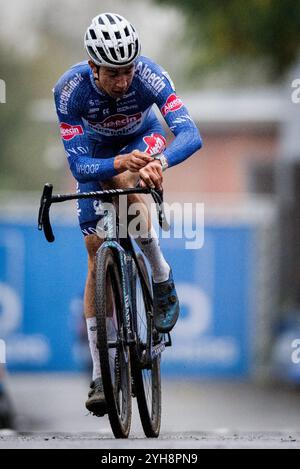 Lokeren, Belgique. 10 novembre 2024. Le belge Jente Michels franchit la ligne d'arrivée de la course masculine élite du cyclocross 'Rapencross' à Lokeren, la deuxième course du X2O Badkamers Trophy, dimanche 10 novembre 2024. BELGA PHOTO JASPER JACOBS crédit : Belga News Agency/Alamy Live News Banque D'Images