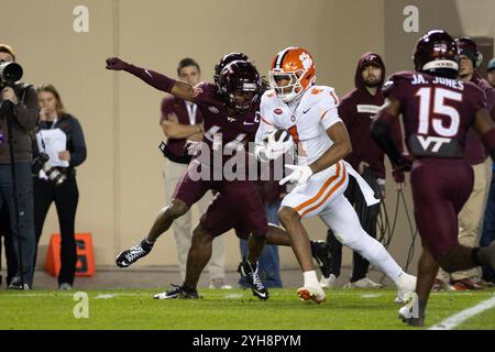 9 novembre 2024 : le receveur des Clemson Tigers Wide T.J. Moore (1) attrape une passe pour un touchdown lors du match de football NCAA entre les Clemson Tigers et les Virginia Tech Hokies au Lane Stadium de Blacksburg, en Virginie. Jonathan Huff/CSM Banque D'Images