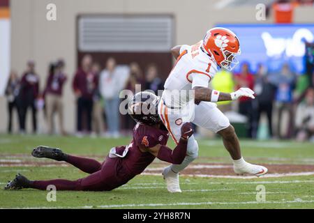 9 novembre 2024 : le receveur des Clemson T.J. Moore (1) est attaqué par le cornerback Mansoor Delane (4) des Virginia Tech Hokies lors du match de football NCAA entre les Clemson Tigers et les Virginia Tech Hokies au Lane Stadium de Blacksburg, en Virginie. Jonathan Huff/CSM Banque D'Images