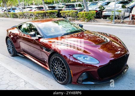 Miami Beach, Floride États-Unis - 9 juin 2024 : Aston Martin DBS Superleggera Coupe. Voiture de luxe Aston Martin DBS Superleggera Coupe à miami Beach. Banque D'Images