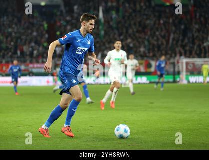 Augsburg, Deutschland. 10 novembre 2024. Augsburg, Deutschland, 10. Novemberr 2024 : Fussball, Herren, saison 2024/2025, FC Augsburg - TSG 1899 Hoffenheim, Bundesliga, WWK Arena Anton Stach (TSG 1899 Hoffenheim) mit Ball im Angriff les règlements DFL/DFB interdisent toute utilisation de photographies comme séquences d'images et/ou quasi-vidéo crédit : dpa/Alamy Live News Banque D'Images