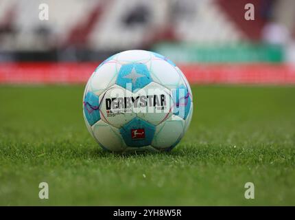 Augsburg, Deutschland. 10 novembre 2024. Augsburg, Deutschland, 10. Novemberr 2024 : Fussball, Herren, saison 2024/2025, FC Augsburg - TSG 1899 Hoffenheim, Bundesliga, WWK Arena hier ein Ball, Fussball, Spielball auf dem Rasen liegend, Symbolbild, Derbystar, Bundesliga DFL/DFB réglementations interdisent toute utilisation de photographies comme séquences d'images et/ou quasi-vidéo crédit : dpa/Alamy Live News Banque D'Images