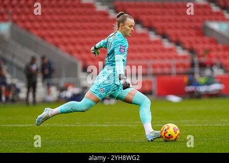 St Helens, Royaume-Uni. Dimanche 10 novembre 2024, Barclays Women’s Super League : Liverpool FC Women vs Chelsea FC Women au St Helens Stadium. Hannah Hampton prend le coup de pied. Crédit James Giblin/Alamy Live News. Banque D'Images