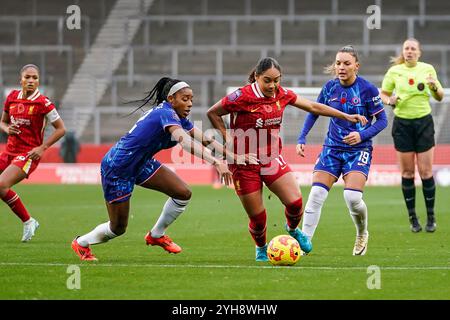 St Helens, Royaume-Uni. Dimanche 10 novembre 2024, Barclays Women’s Super League : Liverpool FC Women vs Chelsea FC Women au St Helens Stadium. Ashley Lawrence tente d'arrêter Olivia Smith pendant l'attaque de Liverpool. Crédit James Giblin/Alamy Live News. Banque D'Images