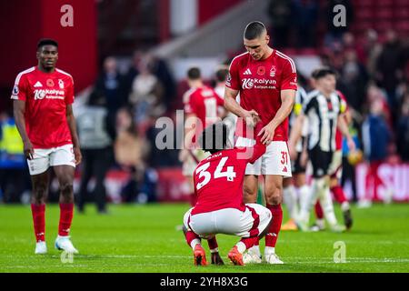 Nottingham, Royaume-Uni. 10 novembre 2024. NOTTINGHAM, ANGLETERRE - 10 NOVEMBRE : Nikola Milenkovic de Nottingham Forest FC concole Ola Aina de Nottingham Forest FC après le match de premier League entre Nottingham Forest FC et Newcastle United FC au City Ground le 10 novembre 2024 à Nottingham, Angleterre. (Photo de René Nijhuis/MB Media) crédit : MB Media solutions/Alamy Live News Banque D'Images