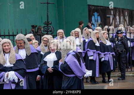 Juges de circuit (des tribunaux de comté ou de la Crown court) vus pendant l'événement. Les juges et les membres de la profession juridique au Royaume-Uni quittent l'abbaye de Westminster après un service pour marquer le début de l'année juridique en Angleterre et au pays de Galles. Banque D'Images