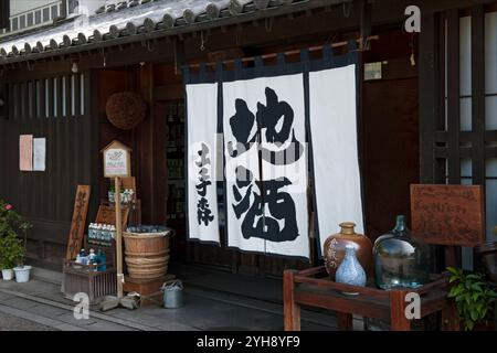 Exposition de la boutique avec Kurashiki Jizake, vin de riz local Kurashiki saké, dans une boutique dans le quartier historique Bikan à Kurashiki, Okayama, Japon. Banque D'Images