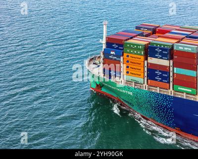 Une vue détaillée de la proue d'une vue aérienne du navire porte-conteneurs Ultra large CMA CGM Montmatre alimenté au GNL. Banque D'Images