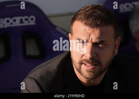 Firenze, Italie. 10 novembre 2024. Paolo Zanetti, entraîneur-chef de Vérone, regarde le match Serie A Enilive 2024/2025 entre la Fiorentina et Vérone - Serie A Enilive au stade Artemio franchi - Sport, Football - Florence, Italie - dimanche 10 novembre 2024 (photo Massimo Paolone/LaPresse) crédit : LaPresse/Alamy Live News Banque D'Images