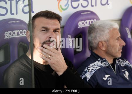 Firenze, Italie. 10 novembre 2024. Paolo Zanetti, entraîneur-chef de Vérone, regarde le match Serie A Enilive 2024/2025 entre la Fiorentina et Vérone - Serie A Enilive au stade Artemio franchi - Sport, Football - Florence, Italie - dimanche 10 novembre 2024 (photo Massimo Paolone/LaPresse) crédit : LaPresse/Alamy Live News Banque D'Images