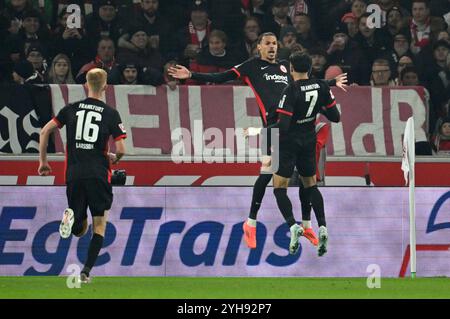 TOR zum 0:1 Hugo Ekitike Eintracht Frankfurt SGE (11) Torjubel mit Omar Marmoush Eintracht Frankfurt SGE (07) Hugo Larsson Eintracht Frankfurt SGE (16) VfB Stuttgart v. Eintracht Frankfurt, Fussball, 1. Bundesliga, Spieltag 10 saison 2024/2025, 10.11.2024 LES RÈGLEMENTS du LDF INTERDISENT TOUTE UTILISATION DE PHOTOGRAPHIES COMME SÉQUENCES D'IMAGES ET/OU QUASI-VIDÉO Foto : Eibner-Pressefoto/Michael Weber Banque D'Images