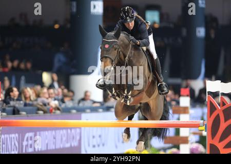 Vérone, Italie. 10 novembre 2024. Barbara Schnieper Riding Canice en action lors du CSI5*- W Longines FEI Jumping World Cup 2024 Gran Prix présenté par KASK, à Pala Fimauto le 10 novembre 2024, Vérone, Italie. Crédit : Roberto Tommasini/Alamy Live News Banque D'Images