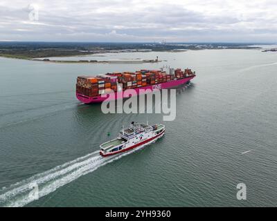 Une scène maritime animée sur Southampton Water avec un porte-conteneurs et un ferry de passagers se dirigeant vers le port de Southampton Banque D'Images