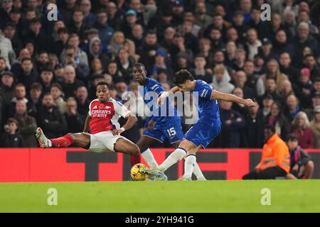 Pedro Neto de Chelsea (à droite) marque le premier but de son équipe lors du match de premier League à Stamford Bridge, Londres. Date de la photo : dimanche 10 novembre 2024. Banque D'Images