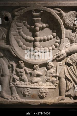 Sarcophage des saisons juives. Deux victoires debout, flanquées d'une figure personnifiant l'automne tenant un clypeus avec la Menorah. Rome. Musée national romain Banque D'Images