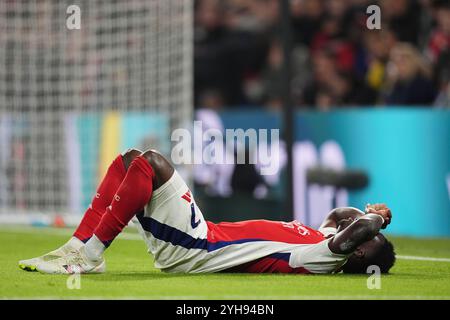 Bukayo Saka d'Arsenal tombe blessé lors du match de premier League à Stamford Bridge, Londres. Date de la photo : dimanche 10 novembre 2024. Banque D'Images