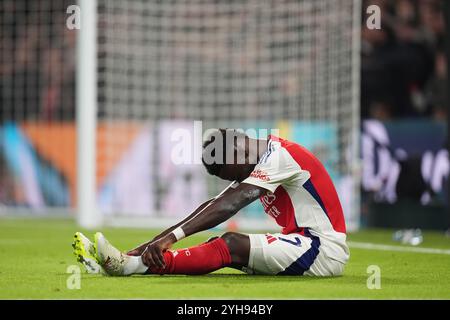 Bukayo Saka d'Arsenal tombe blessé lors du match de premier League à Stamford Bridge, Londres. Date de la photo : dimanche 10 novembre 2024. Banque D'Images