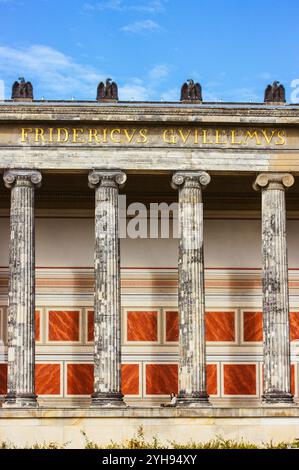 Berlin, Allemagne, 2 octobre 2022 Altes Museum Eingang vue de face. Bâtiment historique de style néoclassique avec colonnes anciennes grande. Ancien musée. Banque D'Images