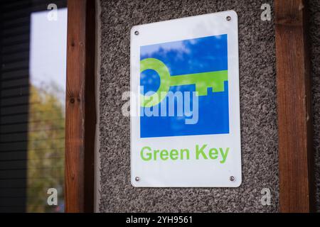 Pärnu, Estonie - 27 octobre 2024 : signe de certificat clé verte sur le mur de l'hôtel. Banque D'Images