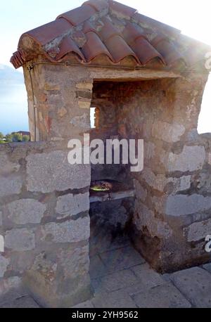 Toilettes médiévales sur le dessus du mur de la forteresse de Nehaj, Senj, Croatie Banque D'Images