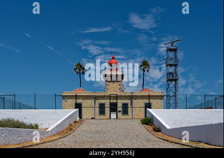 Phare de Farol da Ponta da Piedade et tour d'observation, une balise pour la navigation côtière Banque D'Images