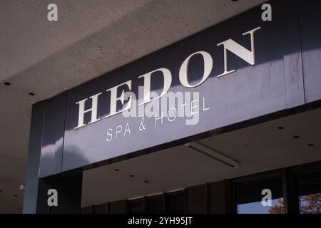 Pärnu, Estonie - 27 octobre 2024 : logo Hedon Spa Hotel dans l'entrée. Bâtiment moderne populaire de Hedon Spa et Hôtel. Banque D'Images