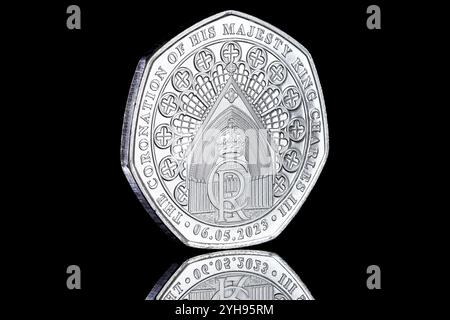 2023 Gibraltar pièce de 50p pour commémorer le couronnement du roi Charles III à l'abbaye de Westminster. Banque D'Images