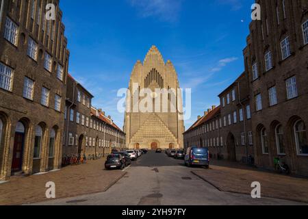 COPENHAGUE, DANEMARK - AVRIL 30 2023 : des gens devant l'église Grundtvigs dans le district de Bispebjerg le 30 avril 2023 à Copenhague, Danemark. Banque D'Images